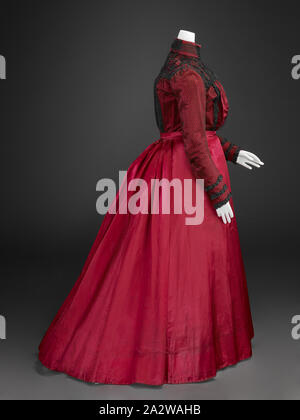 (Robe de bal, corsage jupe), Inconnu, 1890, soie, dentelle, un corsage) : centre retour 18 in., façade 16-1/2 in., buste 32 in., taille 23-1/2 in., longueur du manchon 24 in., les épaules en 13. B) : jupe arrière centre 43 in., façade 39 in., à la taille 27 en., Cuisine Américaine, du textile et des arts de la mode Banque D'Images