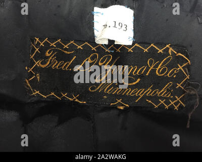 Cape, Young-Quinlan Department Store, Revendeur (américain), vers 1900, la soie, perles, centre retour 30-1/2 in., façade 25 in., buste 50 in., à la taille de 66 in., épaules 18-1/2 in., Étiquette, cousue : Fred. D. Young & Co., Minneapolis., du textile et des arts de la mode Banque D'Images