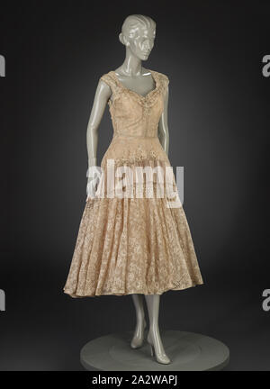 Robe, Inconnu, fin des années 40, taffetas, filet, dentelle, sequins, une robe) : centre retour 50 in., façade 41 in., buste en 29., 26., la taille dans les hanches, les épaules. Dans 34 à 18. B) : centre retour 39-1/2 in., façade 40-1/2 in., buste en 30., 26., la taille dans les hanches 33 in., Cuisine Américaine, du textile et des arts de la mode Banque D'Images