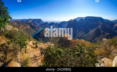 Vue impressionnante sur trois rondavels et le blyde river canyon en Afrique du Sud Banque D'Images