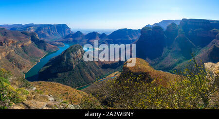 Vue impressionnante sur trois rondavels et le blyde river canyon en Afrique du Sud Banque D'Images