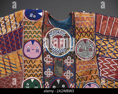 Robe de cérémonie du roi, peuple Yoruba, 1925-1950, velours, coton, perles de verre importé, 73 x 46 x 1 in., du textile et des arts de la mode Banque D'Images