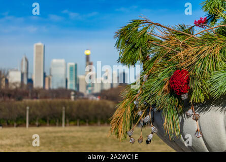 Libre de fleurs et branches de pins dans un semoir avec Lake Shore Drive et l'horizon de Chicago Banque D'Images