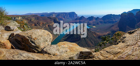 Vue impressionnante sur trois rondavels et le blyde river canyon en Afrique du Sud Banque D'Images