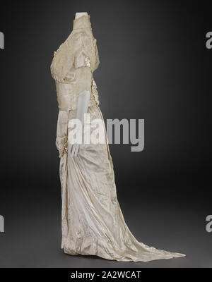 Robe de mariage (robe, ceinture de smoking), Inconnu, 1913, de soie et de satin, en mousseline de soie, dentelle, une robe) : centre retour 71 in., façade 55 in., buste en 31., 22., taille dans les hanches 31 in., longueur du manchon 12 in., les épaules en 16. B) cummberbund : 26-1/2 x 21 in.), une tenue vestimentaire : estampillé : NAÏADE, grande tenue, d'hygiène - justifié, pour le nettoyage utiliser de l'eau savonneuse chaude et de l'ammoniac, appuyez modérément chauffé avec fer à repasser, 103 C, soie, américain, du textile et de l'Arts de la mode Banque D'Images