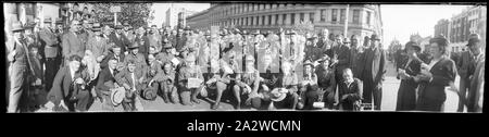 Négatif - 14th Australian Light Horse, Anzac Day, Melbourne, post 1918, Vue Panoramique négatif. Les marcheurs de l'Anzac Day, Melbourne, 14e Bataillon, Post World War I. donnés par le RSL en 1988, la photographie a été l'un des plusieurs à son tour donné à la RSL par Mme heureux Shepperd. Le groupe est décrit comme étant "marcheurs à Melbourne W.W.I. Banque D'Images