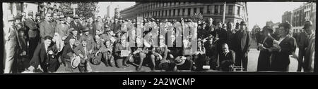 Photographie - 14th Australian Light Horse, Anzac Day, Melbourne, vers 1925-1935, Vue Panoramique contact imprimer de marcheurs de l'Anzac Day, Melbourne, 14e Bataillon, Post World War I. donnés par le RSL en 1988, la photographie a été l'un des plusieurs à son tour donné à la RSL par Mme heureux Shepperd. Le groupe est décrit comme étant "marcheurs à Melbourne W.W.I. Banque D'Images