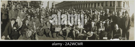 Photographie - 14e bataillon, les marcheurs de l'Anzac Day, Melbourne, vers 1930, photographie panoramique, noir et blanc, des marcheurs de l'Anzac Day, probablement prises dans les années 1930. Les hommes dépeints sont des anciens combattants du 14e Bataillon Banque D'Images