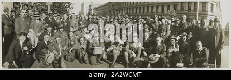 Photographie - 14e bataillon, les marcheurs de l'Anzac Day, Melbourne, vers 1930, photographie panoramique, noir et blanc, des marcheurs de l'Anzac Day, probablement prises dans les années 1930. Les hommes dépeints sont des anciens combattants du 14e Bataillon Banque D'Images