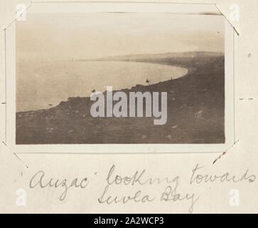 - 'Photographie' Anzac Cove, Gallipoli, en Turquie, la Première Guerre mondiale, 1915, tirage photographique noir et blanc représentant un aperçu de l'Anzac Cove vers Suvla Bay. Relié à un petit ordinateur portable utilisé comme une photographie à l'album, contenant 55 photographies en noir et blanc des soldats de l'ANZAC en Égypte, Moudros et de Gallipoli pendant la Première Guerre mondiale. Les photos ont été prises par un soldat, le Sergent John Seigneur ou un autre soldat John Lord a servi dans le 13e Banque D'Images