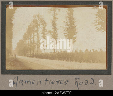 Photographie - Armentieres 'Road', la France, le Sergent John Lord, la Première Guerre mondiale, 1916-1917, photographie qui illustre un bataillon australien marchant le long d'Armentieres Road. C'est peut-être dans le cadre d'une routine d'entraînement ou peut-être vers les tranchées sur la ligne de front dans la région de la somme de la France. À proximité du canton d'Armentières, situé dans la région nord-est de la France, est un domaine connu familièrement par les troupes australiennes comme le 'Nursery Banque D'Images