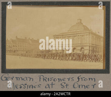 Photographie - 'Les prisonniers allemands de Messines à Saint-omer', la France, le Sergent John Lord, la Première Guerre mondiale, 1916-1917, photographie en noir et blanc qui montre un grand groupe de prisonniers de guerre allemands, fait prisonnier lors de la bataille de Messines, ont défilé à St Omer. Pendant la Première Guerre mondiale, St Omer a été utilisé comme la British Royal Flying Corps Siège et par conséquent, un camp de transit pour la plupart des escadrons de vol britannique. 7 000 prisonniers de guerre allemands ont été capturés à la bataille de Messines Banque D'Images