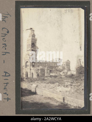 Photographie - 'l'Église', Basilique Notre-Dame de Brebières, Albert, France, le Sergent John Lord, la Première Guerre mondiale, 1916, tirage photographique noir et blanc qui illustre les partiellement détruit la Basilique de Note-Dame de Paris à Albert. En janvier 1915, la statue placée sur le dessus de la Basilique de la Vierge Marie et son enfant, également connu sous le nom de 'Virgin' d'or, a été touché par un obus allemand. La statue n'est pas tombée de la clocher à ce point mais il est resté accroché à un angle droit Banque D'Images