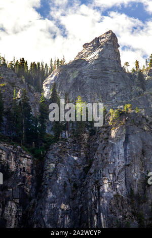 Formations granitiques en forme d'un ours avec des pins entourant et ciel bleu dans la vallée de Yosemite, Californie Banque D'Images