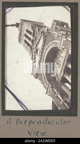 Photographie - 'Basilique Notre-Dame de Brebières', Albert, France, le Sergent John Lord, la Première Guerre mondiale, 1916, tirage photographique noir et blanc qui illustre les partiellement détruit la Basilique de Note-Dame de Paris à Albert. En janvier 1915, la statue placée sur le dessus de la Basilique de la Vierge Marie et son enfant, également connu sous le nom de 'Virgin' d'or, a été touché par un obus allemand. La statue n'est pas tombée de la clocher à ce point mais il est resté accroché à un angle droit Banque D'Images