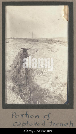 Photographie - capturé tranchée allemande sur un champ de bataille de la Somme, en France, le Sergent John Lord, la Première Guerre mondiale, 1916, tirage photographique noir et blanc illustrant une tranchée allemande capturée quelque part sur le champ de bataille de la Somme. La guerre des tranchées a été largement employé par les forces alliées et allemandes sur le front occidental pendant la Première Guerre mondiale que la guerre progressait, le positionnement et la conception de tranchées est devenue bien plus organisée et élaborer, renforcer l'usage de la guerre de tranchées comme une stratégie de bataille central Banque D'Images