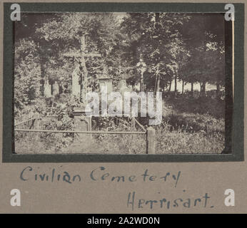 Photographie - cimetière civil', 'Herrisart, France, le Sergent John Lord, la Première Guerre mondiale, 1916, tirage photographique noir et blanc qui illustre le cimetière civil local dans le petit village français de Herissart. Situé au nord-est d'Amiens, de nombreux soldats alliés ont été hébergés dans des familles locales à Herissart au cours de la bataille de la Somme. Beaucoup d'autres forces alliées traversait le village sur leur chemin vers les champs de bataille Banque D'Images