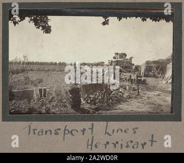 Photographie - Transport en ligne Herissart, France, le Sergent John Lord, la Première Guerre mondiale, 1916, tirage photographique noir et blanc qui représente une ligne de transport dans le village de Herissart. Situé au nord-est d'Amiens, de nombreux soldats alliés ont été hébergés dans des familles locales à Herissart et beaucoup d'autres forces alliées traversait le village sur leur chemin vers les champs de bataille. Pas de véritables combats ont eu lieu à Herissart qui en fait un emplacement idéal pour les fournitures maison temporairement Banque D'Images