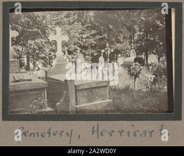 Photographie - cimetière civil', 'Herissart, France, le Sergent John Lord, la Première Guerre mondiale, 1916, tirage photographique noir et blanc qui illustre le cimetière civil local dans le petit village français de Herissart. Situé au nord-est d'Amiens, de nombreux soldats alliés ont été hébergés dans des familles locales à Herissart au cours de la bataille de la Somme. Beaucoup d'autres forces alliées traversait le village sur leur chemin vers les champs de bataille Banque D'Images