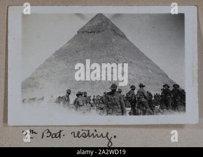 Photographie - '7e bat. Le repos', l'Égypte, le capitaine Edward Albert McKenna, la Première Guerre mondiale, 1914-1915, l'une des 139 photos dans un album à partir de la Première Guerre mondiale, susceptibles d'avoir été prise par le capitaine Edward Albert McKenna. Les photos : le 7e Bataillon de la formation dans le Camp Mena, l'Égypte, et des visites. Image représentant les hommes de la 7e Bataillon se reposant près de l'une des pyramides de Gizeh, près du camp de la région MENA Banque D'Images