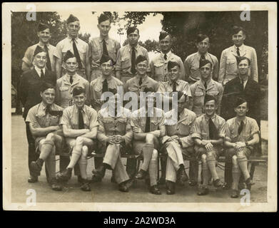 Photographie - Le personnel de la RAAF, bâtiment d'exposition, Carlton, 1941, photographie en noir et blanc d'un groupe de membres du personnel de la Royal Australian Air Force au bâtiment d'exposition, prise par le donateur, Malcolm McLeod, tandis qu'un électricien stationnés à la bâtiment d'exposition en 1941 et participant à la Melbourne Technical College. L'occupation de guerre officielle de l'exposition a commencé en octobre 1940, lors de la RAAF le bâtiment réquisitionné officiellement Banque D'Images