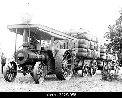 Négatif - Balmoral District, Victoria, 1910, un moteur de traction à vapeur tirant une charge d'woolbales en route vers la tête de ligne à Coleraine Banque D'Images