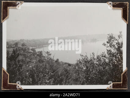 Photographie - à travers Swan River, Palmer migrants de la famille Voyage, Perth, Australie occidentale, 22 mars 1947, photographie en noir et blanc intitulé "à travers Swan River', il montre la rivière Swan, prises le 22 mars 1947. Elle fait partie d'un album photo relié en cuir créé par George Palmer durant son voyage de migrants l'Angleterre à l'Australie sur le RMS Orion en 1947. George émigré en Australie avec sa femme Rita et leurs deux filles, Shirley et Lesley. l'enregistrement de l'album les Palmer' life Banque D'Images