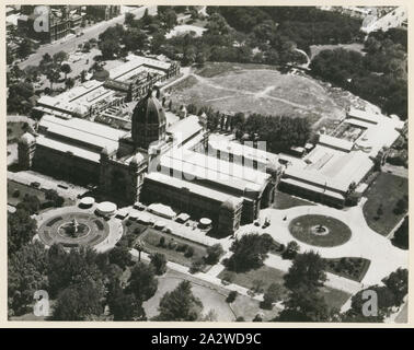 Photo - Vue aérienne du bâtiment d'exposition provenant de l'Asie, Melbourne, 1948, Noir et blanc photographie aérienne du bâtiment d'exposition provenant de l'Asie, prises en 1948. La photo montre l'Est et l'ouest de l'avant-cours, le Hochgurtel fontaine, l'Est et l'ouest annexes et l'ovale. C'est l'une des 959 photos (ou images) de l'Exhibition Building collationnées par l'administration d'exposition comme un volume 10 de l'histoire picturale bâtiment d'exposition couvrant Banque D'Images