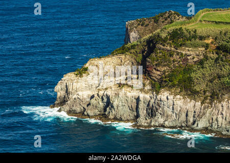 Vue à couper le souffle de la côte de Santa Iria de vue sur l'île de Sao Miguel, Açores, Portugal Banque D'Images