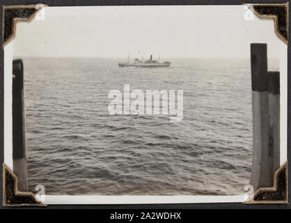 Photographie - Bateau animaux passant Orion, Palmer migrants de la famille Voyage, mer d'Oman, vers 11 Mar 1947, photographie en noir et blanc intitulé "Animal Voile passant Orion', il montre un bateau sur la mer, prises vers 11 mars 1947. Elle fait partie d'un album photo relié en cuir créé par George Palmer durant son voyage de migrants l'Angleterre à l'Australie sur le RMS Orion en 1947. George émigré en Australie avec sa femme Rita et leurs deux filles, Shirley et Lesley Banque D'Images