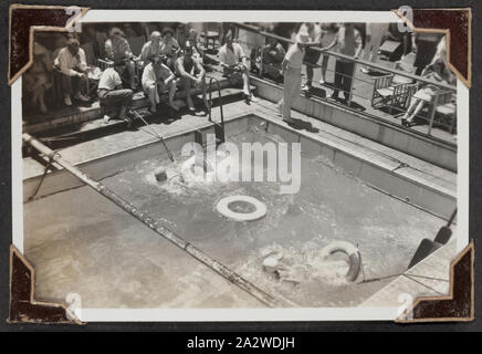 Photographie - Sports Aquatiques, Voyage, migrants de la famille Palmer RMS Orion, de l'Océan Indien, mars 1947, photographie en noir et blanc intitulé "Sports aquatiques', il montre une piscine avec deux nageurs sur le RMS Orion, prises mars 1947. Elle fait partie d'un album photo relié en cuir créé par George Palmer durant son voyage de migrants l'Angleterre à l'Australie sur le RMS Orion en 1947. George émigré en Australie avec sa femme Rita et leurs deux filles, Shirley et Lesley Banque D'Images