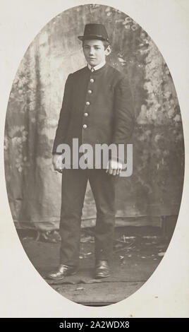 Image numérique - Bert Lawrey, vers 1900, copie numérique de photographie originale de Bert Lawrey en uniforme, vers 1900. Cela fait partie d'une collection de photographies de famille qui se rapportent à la "Uplands homestead. L'Lawrey famille ont été les premiers colons dans la région de Kinglake et vécu dans "l'Uplands homestead de la fin des années 1890 à 1950. La cheminée de 'l'Uplands fait partie de la Collection de brousse de l'époque victorienne. "Les hautes terres" a été Banque D'Images