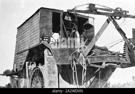 Négatif - Mildura, Victoria, vers 1920, 'Big Lizzie' : le plus grand tracteur fabriqué en Australie avant la Première Guerre mondiale, avec un hp 60 8 tonne, 215 tr/min moteur monocylindre huile Blackstone. L'unité du tracteur : 34 pi x 11 pi de long, pesant 45 tonnes et capable de transporter une charge utile 10, 750 gallons d'eau de refroidissement Banque D'Images