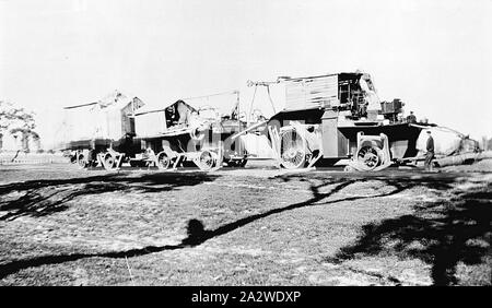 - Négatif Nhill, Victoria, 1930, 'Big Lizzie' : le plus grand tracteur fabriqué en Australie avant la Seconde Guerre mondiale, avec un hp 60 8 tonne, 215 tr/min moteur monocylindre huile Blackstone. L'unité du tracteur : 34 pi x 11 pi de long, pesant 45 tonnes et capable de transporter une charge utile 10, 750 gallons d'eau de refroidissement Banque D'Images