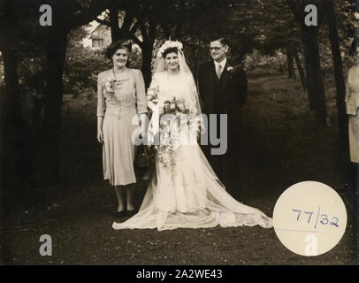 Photographie - Cortège, Eileen Leech & Parents, Manchester, Angleterre, 1 avril 1949, une photographie d'Eileen Leech avec ses parents le jour de son mariage, Manchester, Angleterre, 1 août 1949. La photographie a été probablement l'un d'un jury ont apporté avec eux lorsqu'ils ont émigré en Australie en 1953, et aussi parmi ceux qu'ils ont ramené en Angleterre lorsqu'ils sont revenus en 1956. James et Eileen Leech et leurs deux ans et demi fille Susan migré de Manchester, Angleterre Banque D'Images