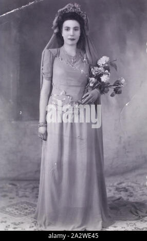 Photographie - Portrait de Yildiz (Eyiam nee derviche), Feb 1951, photographie en noir et blanc d'Eyiam Yildiz (née derviche) prises pour son mariage en février 1951. Derviche Yildiz, né en 1925, émigré de polis dans le nord-ouest de Chypre sur la 'Corse' en décembre 1951 et est arrivé à la Station Pier à Melbourne en janvier 1952. Elle avait épousé Redjeb Eyyam par procuration (Fait intéressant, le permis de mariage indique que Redjeb était présent à la cérémonie et d'un proxy Banque D'Images