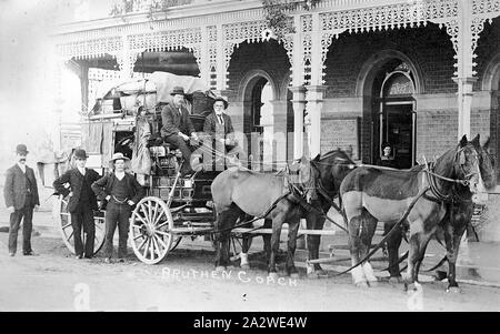 Négatif - Bairnsdale, Victoria, vers 1900, sur les hommes, et à côté, l'extérieur de l'entraîneur Bruthen Terminus Hotel Banque D'Images