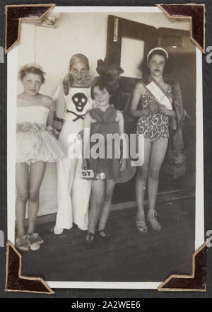 Photographie - Children's Fancy Dress Party, Voyage, migrants de la famille Palmer RMS Orion, de l'Océan Indien, mars 1947, photographie en noir et blanc intitulé "Children's Fancy Dress Party', il montre le Palmer et Godfrey enfants déguisés sur le RMS Orion, prises mars 1947. Elle fait partie d'un album photo relié en cuir créé par George Palmer durant son voyage de migrants l'Angleterre à l'Australie sur le RMS Orion en 1947. George émigré en Australie avec sa femme Rita et leurs deux filles, Shirley et Lesley Banque D'Images