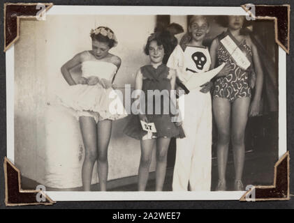 Photographie - Children's Fancy Dress Party, Voyage, migrants de la famille Palmer RMS Orion, de l'Océan Indien, mars 1947, photographie en noir et blanc intitulé "Children's Fancy Dress Party', il montre le Palmer et Godfrey enfants déguisés sur le RMS Orion, prises mars 1947. Elle fait partie d'un album photo relié en cuir créé par George Palmer durant son voyage de migrants l'Angleterre à l'Australie sur le RMS Orion en 1947. George émigré en Australie avec sa femme Rita et leurs deux filles, Shirley et Lesley Banque D'Images