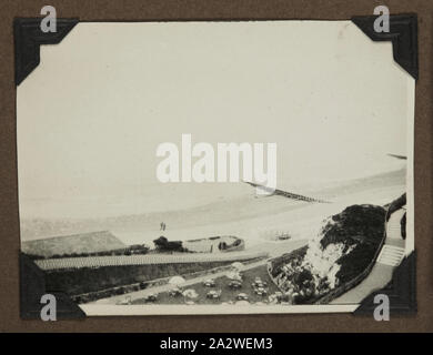 Photographie - scène côtière, Eastbourne, East Sussex, Angleterre, 1927, l'un des quatre-vingt trois images d'un album de photos portées à l'Australie par Archibald Gordon Maclaurin lorsqu'il a émigré en 1928. Il comprend des photos de sa pré-migration voyages en France, ainsi que des photos il a ajouté une fois en Australie, y compris des photos envoyé par famille en Angleterre, et des images de son trajet de migration Banque D'Images