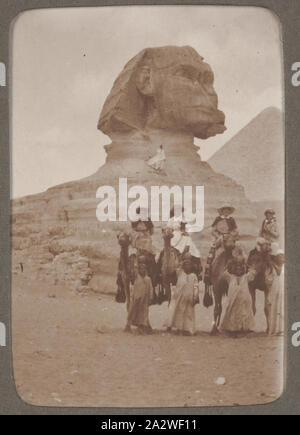 Image numérique - La Première Guerre mondiale, Portrait de groupe devant le grand sphinx de Gizeh, Egypte, 1915-1917, d'une image numérique d'une photographie d'un album compilé par Soeur Selina Lily (LIL) Mackenzie, documentant la vie comme une infirmière australienne pendant la Première Guerre mondiale. Lil soigné au 1er Hôpital général australien (AGH) d'octobre 1915 à janvier 1917. La 1ère AGH était situé dans l'Héliopolis Palace Hotel sur l'extrémité nord-est du Caire Banque D'Images