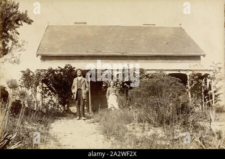 Photographie numérique - Charles & Ellen Partington extérieur 'Willis Vale' Homestead, Greensborough, Victoria, vers 1885, Charles Partington (senior) et sa femme Ellen (née Whatmough), debout en face de l'ancienne 'Willis Vale' homestead, à Greensborough. La maison a été construite en 1839 de briques faites à la main, tous les faits et a tiré sur la propriété Banque D'Images