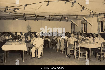 Photographie numérique - les hommes de manger au mess, Bonegilla Centre de formation et d'accueil des migrants, 1950, photographie noir et blanc montrant des hommes dans la salle d'accueil des migrants à Bonegilla et centre de formation, 1950. Cette photographie documents l'histoire de la famille. Kucan En 1949, la famille Kucan émigré en Australie en tant que personnes déplacées après la Seconde Guerre mondiale. Ils avaient séjourné dans un camp de personnes déplacées en Autriche pendant quatre ans, mais leur pays d'origine est l'Ukraine. Au cours des deux premières années Banque D'Images