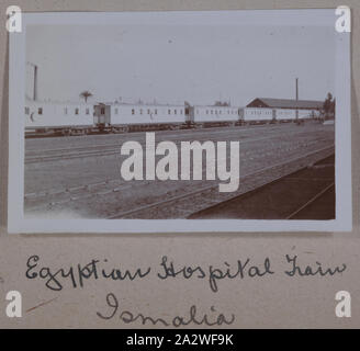 Photographie - Hôpital égyptien 'train', l'Égypte, le capitaine Edward Albert McKenna, la Première Guerre mondiale, 1914-1915, l'une des 139 photos dans un album à partir de la Première Guerre mondiale, susceptibles d'avoir été prise par le capitaine Edward Albert McKenna. Les photos : le 7e Bataillon de la formation dans le Camp Mena, l'Égypte, et des visites. L'image représentant l'hôpital égyptien train à Ismaïlia Banque D'Images