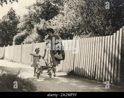 Photographie - Eileen & Susan Leech poussant le long de la PRAM, Rue Frankston, vers 1954, photographie d'Eileen Leech et sa fille Susan poussant un landau le long d'une rue à Sandringham, Melbourne, vers 1954. Susan avait émigré avec ses parents Eileen et James Leech à Melbourne depuis l'Angleterre en 1953 et ils sont retournés en Angleterre en 1956. La famille d'abord vécu au 19 rue Nelson Sandringham puis déplacé pour la majorité de leur séjour à Melbourne à 130 Dandenong Road Banque D'Images