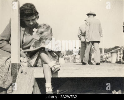 Photographie - Eileen & Susan Leech assis Lecture le Frankston Pier, Frankston, vers 1954, photographie d'Eileen Leech et sa fille Susan assis sur la fin de Frankston Pier, lire un livre, Frankston, Melbourne, vers 1954. Susan avait émigré avec ses parents Eileen et James Leech à Melbourne depuis l'Angleterre en 1953 et ils sont retournés en Angleterre en 1956. James et Eileen Leech et leurs deux ans et demi fille Susan migré de Manchester, en Angleterre, en novembre 1953, en vertu de Banque D'Images