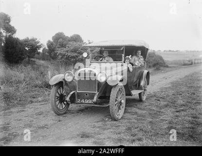 Négatif sur verre - famille en voiture sur route de campagne, vers 1930, un noir et blanc, Négatif sur plaque demi doté d''une photographie d'une famille dans une voiture sur une route de campagne par la mer, vers 1930 Banque D'Images