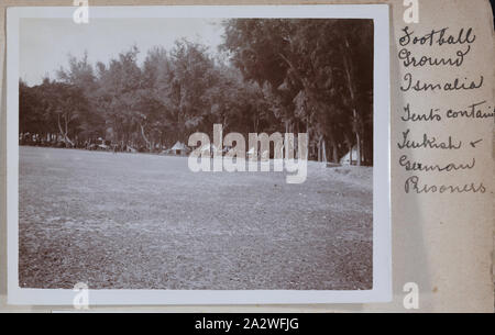 Photographie - 'Terrain De Football Ismalia', l'Égypte, le capitaine Edward Albert McKenna, la Première Guerre mondiale, 1914-1915, l'une des 139 photos dans un album à partir de la Première Guerre mondiale, susceptibles d'avoir été prise par le capitaine Edward Albert McKenna. Les photos : le 7e Bataillon de la formation dans le Camp Mena, l'Égypte, et des visites. Image d'un terrain de football à Ismaïlia. Selon la légende de la photographie, les tentes dans l'arrière-plan appartiennent à des prisonniers turcs Banque D'Images