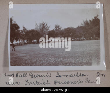 Photographie - 'Terrain De Football Ismalia', l'Égypte, le capitaine Edward Albert McKenna, la Première Guerre mondiale, 1914-1915, l'une des 139 photos dans un album à partir de la Première Guerre mondiale, susceptibles d'avoir été prise par le capitaine Edward Albert McKenna. Les photos : le 7e Bataillon de la formation dans le Camp Mena, l'Égypte, et des visites. Image représentant le terrain de football à l'Ismaïlia Camp. À l'arrière du champ il y a des tentes où les prisonniers sont détenus. Ces prisonniers sont peut-être prises pendant la première Suez Banque D'Images