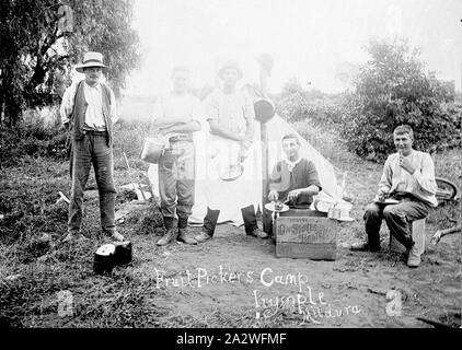 Négatif - Cueilleurs de fruits Camp, District de Irymple, Victoria, vers 1910, cinq hommes au camp pour prendre un repas Banque D'Images